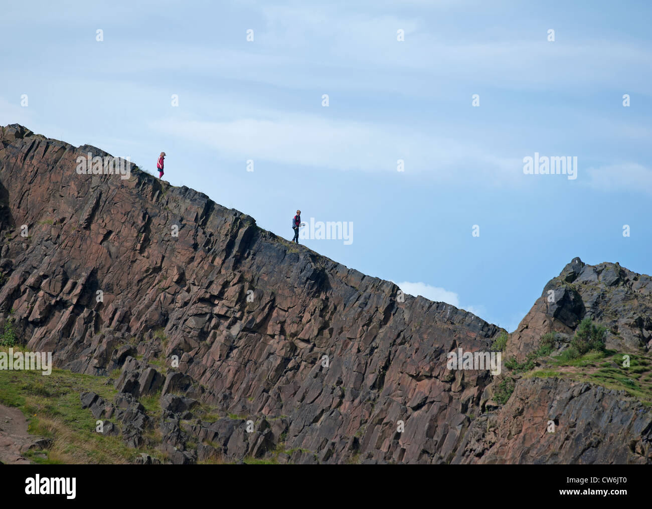 Junge Wanderer kommen aus der Felswand an Arthurs Seat, Edinburgh Stockfoto