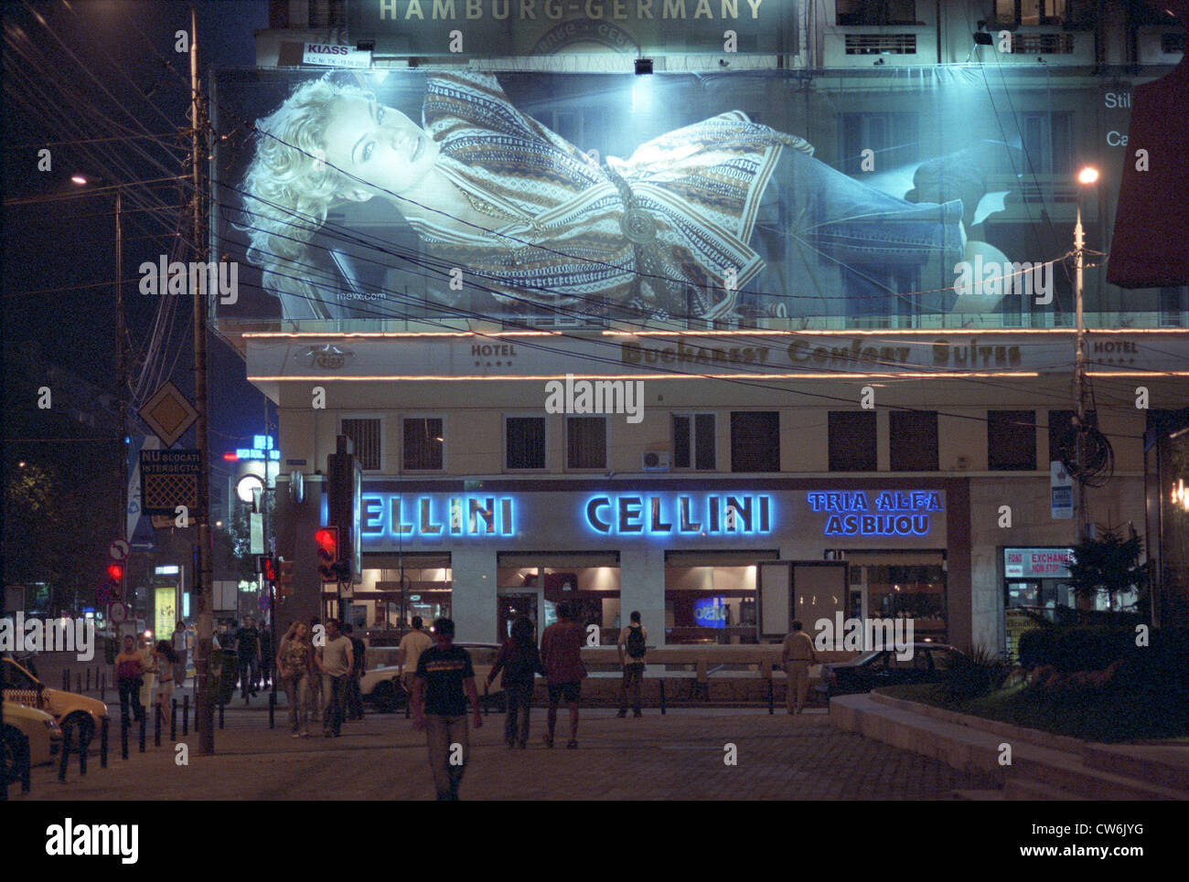 Gebäude mit Werbung für die Damenmode an der Fassade, Bukarest Stockfoto