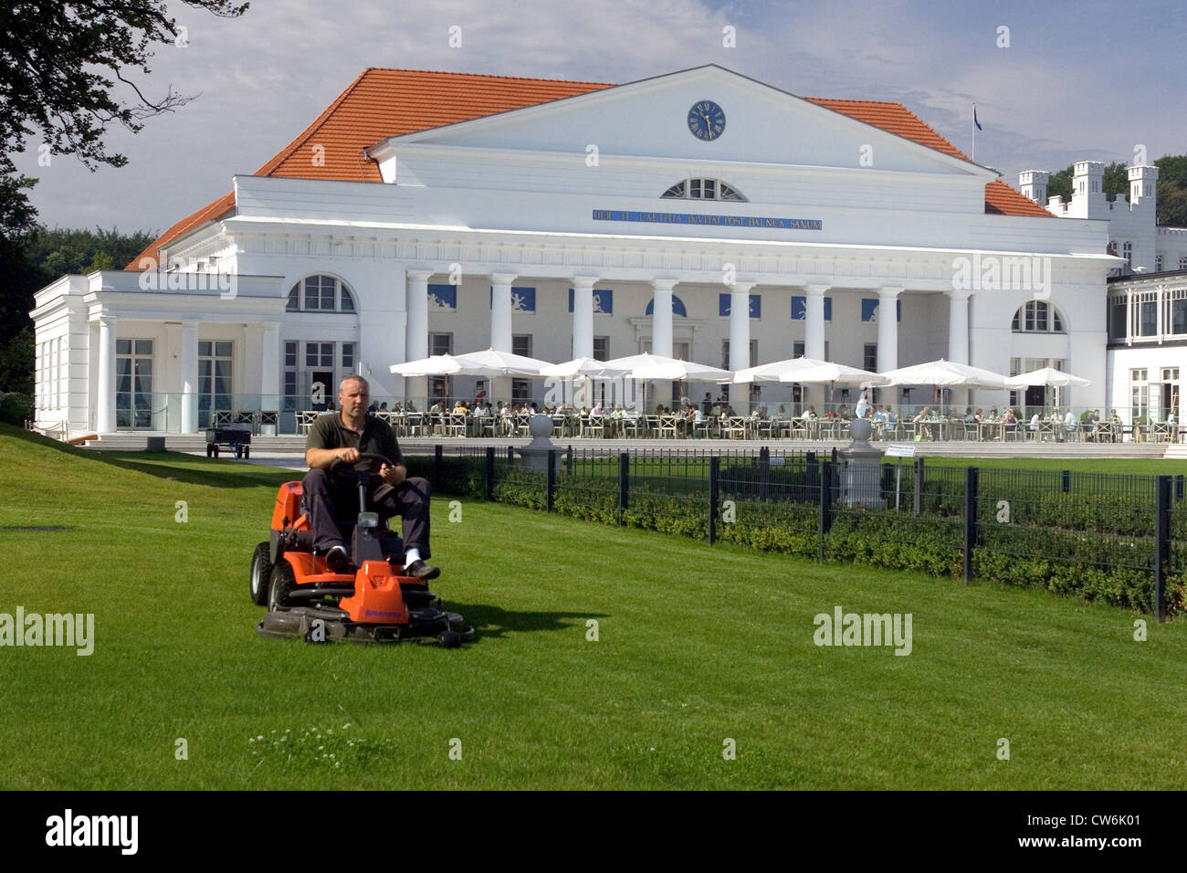 Heiligendamm, Gärtner mäht den Rasen vor dem Grand Hotel Kempinski Kurhalle Stockfoto