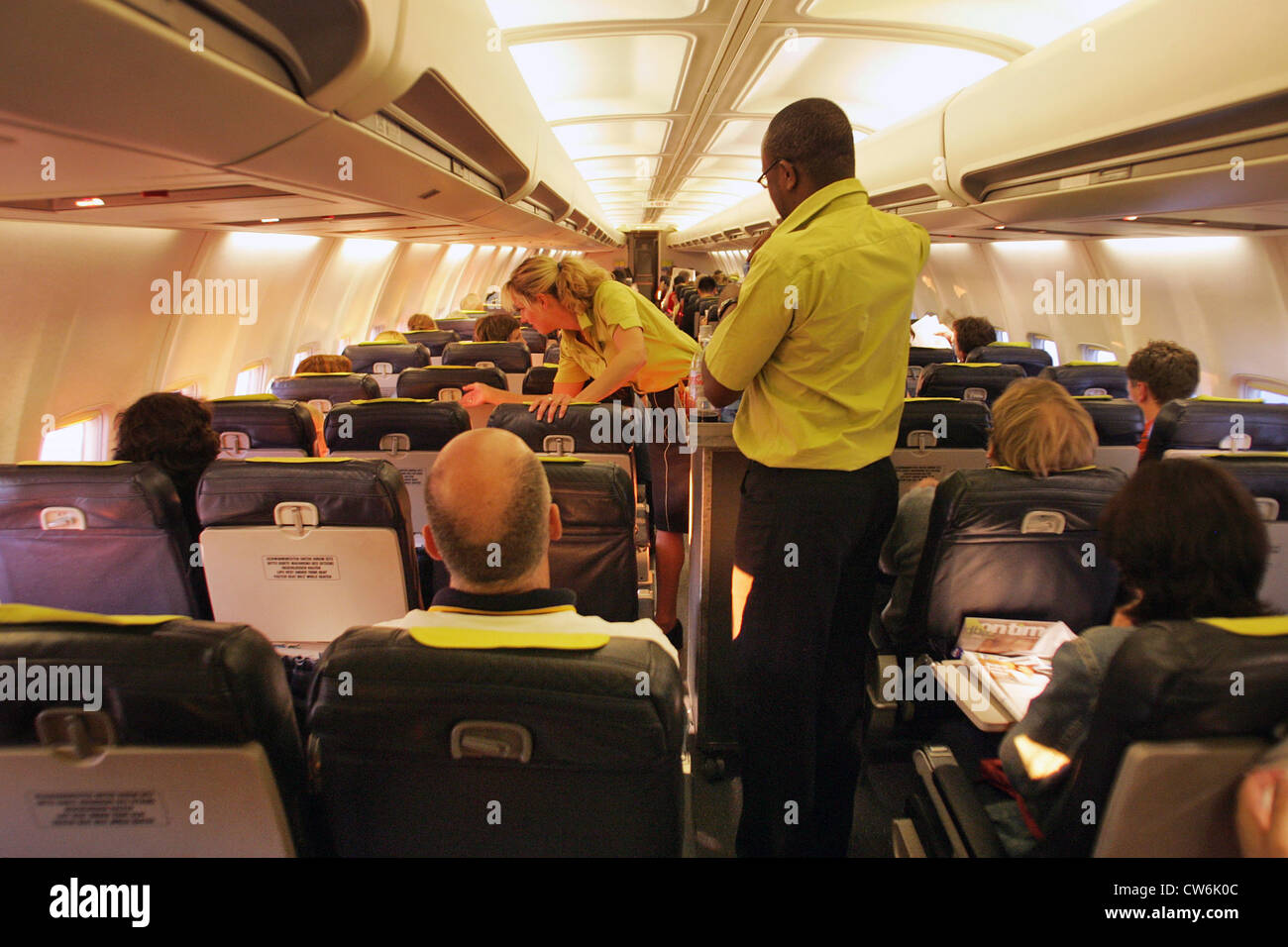 München, Passagiere und Personal in einem Flugzeug Stockfoto