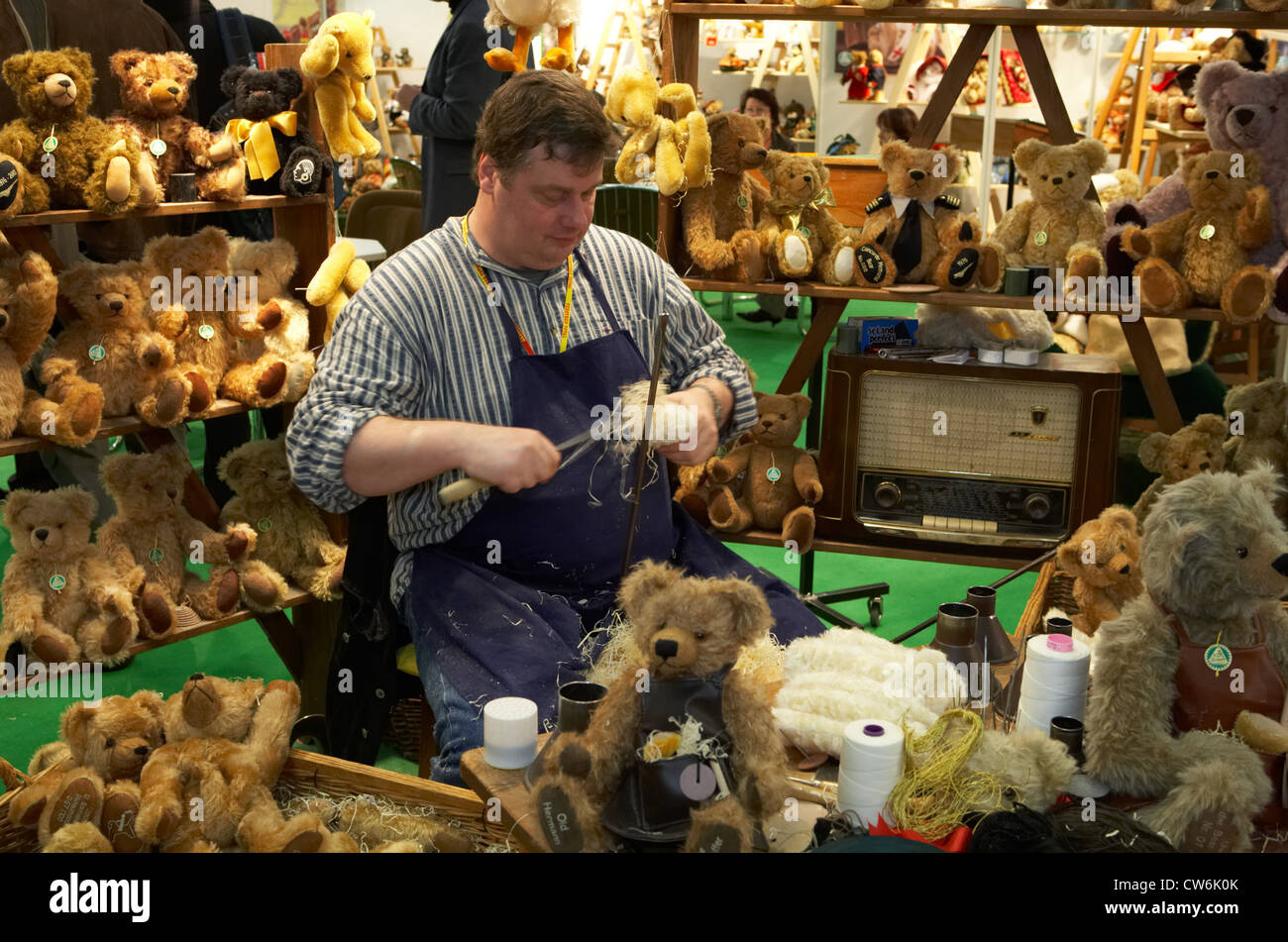 Die traditionelle Herstellung von Teddy Bären von hand Stockfoto