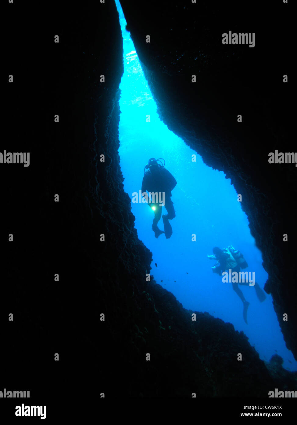 zwei Taucher vor einer Höhle, Kroatien Insel Solta Stockfoto