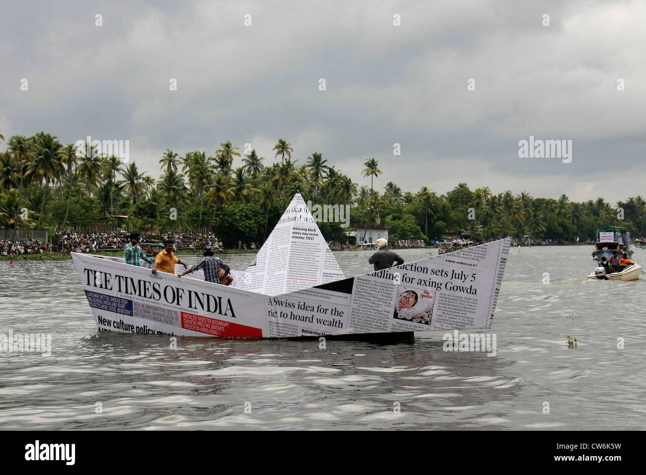 Seltsame ungewöhnliche lustige Nachrichten Papier Boot im Wasser während Nehru Trophy Schlange Boat Race in alappuzha früher Trivandrum, Kerala, Indien, pradeep Subramanian Stockfoto