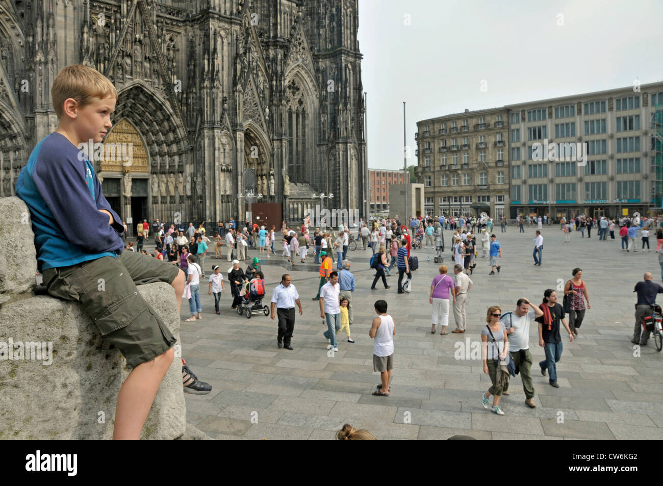 9 Jahre alter Junge am Kölner Dom, Deutschland, Nordrhein-Westfalen, Köln Stockfoto