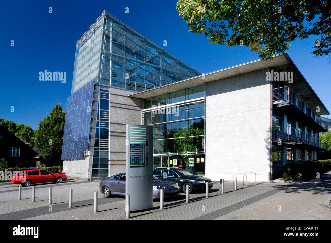 modernes Gebäude mit Photovoltaik, Deutschland, Nordrhein-Westfalen, Ruhrgebiet, Herten Stockfoto