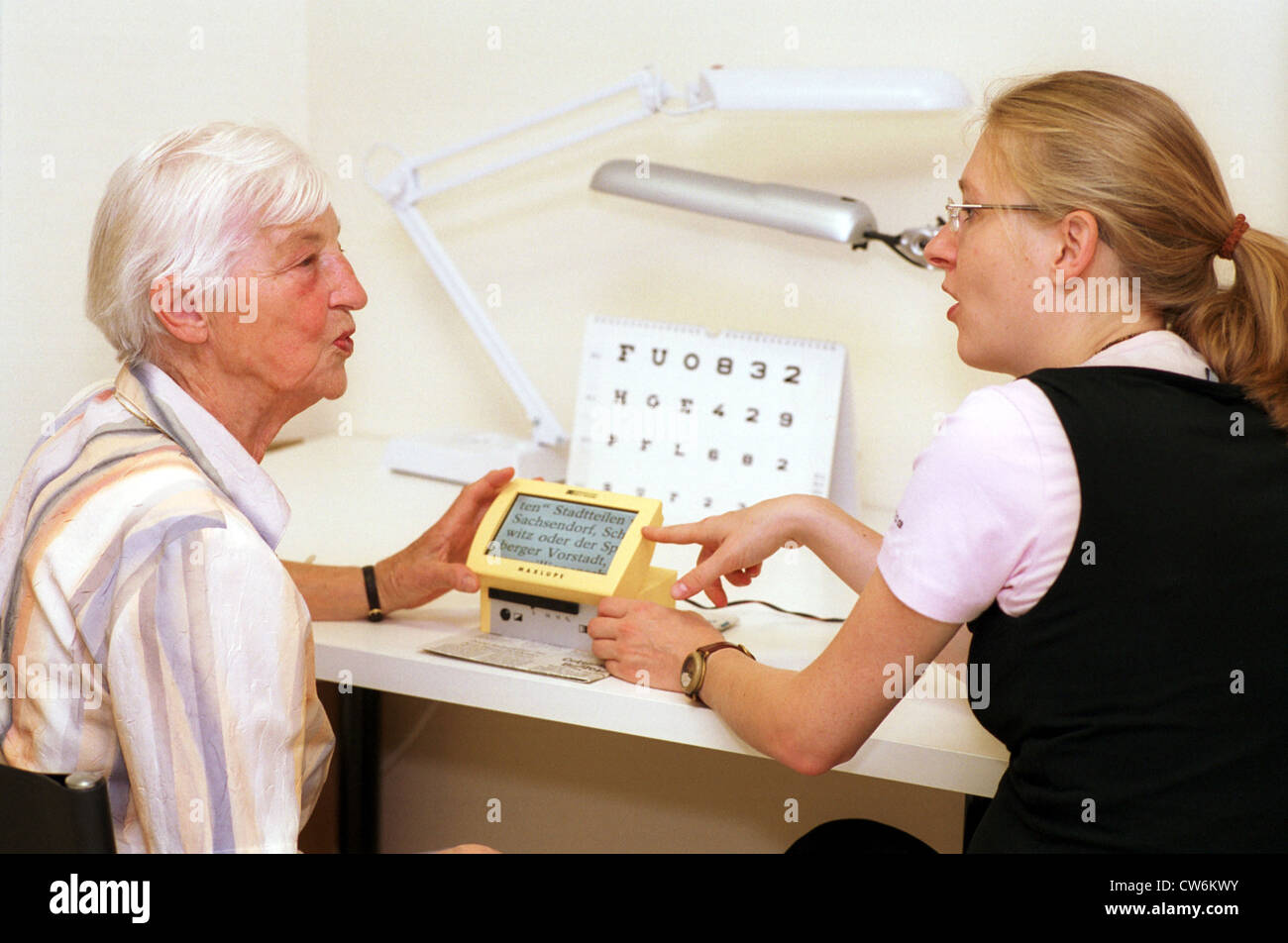 Cottbus, alte Frau bei einem Optiker Stockfoto