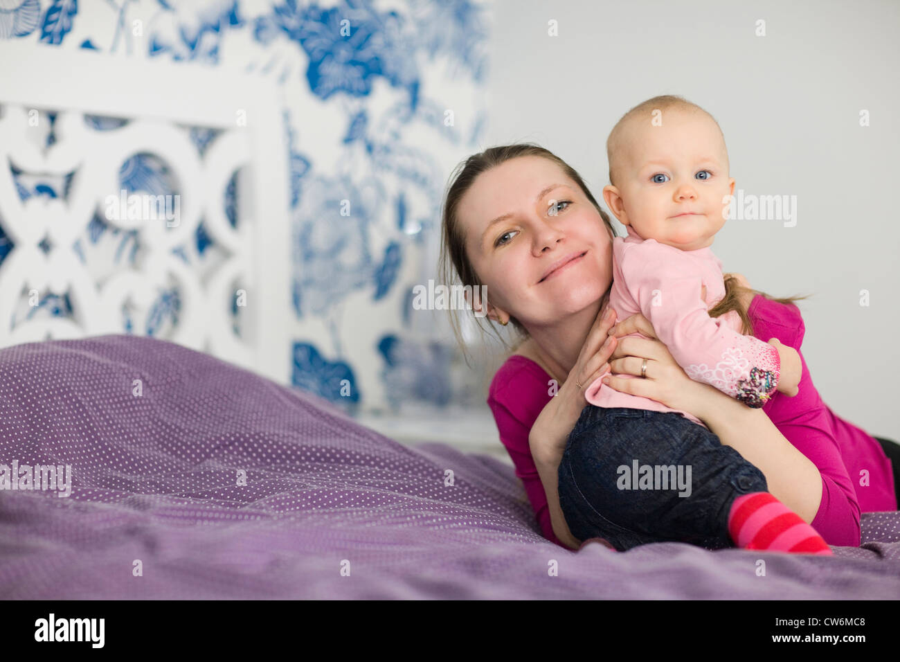 Glückliche junge Mutter und Babymädchen zu Hause Stockfoto