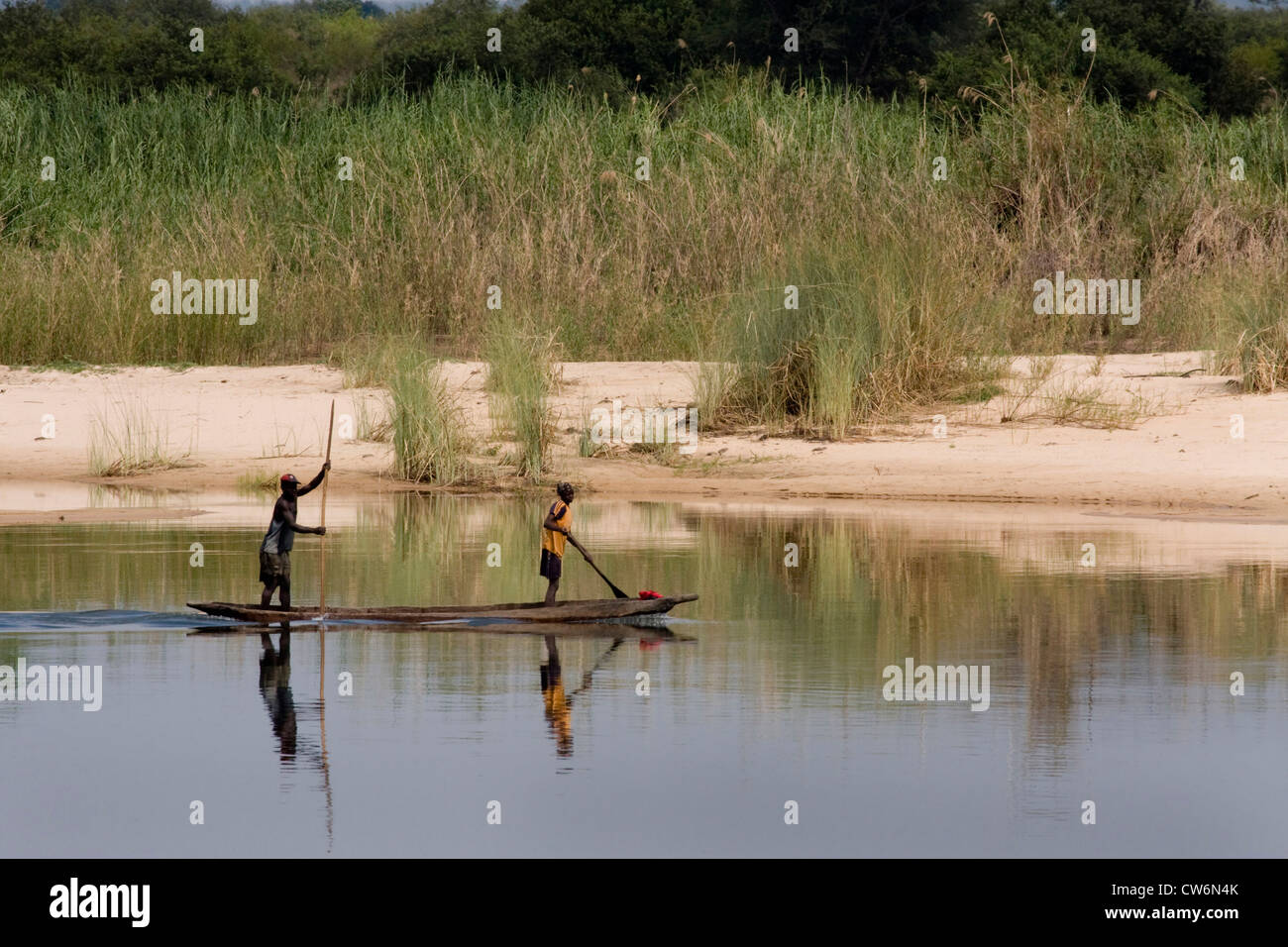 Eingeborenen in einem Boot auf dem Sambesi-Fluss, Namibia, Sambesi Fluss, Mokoro Stockfoto