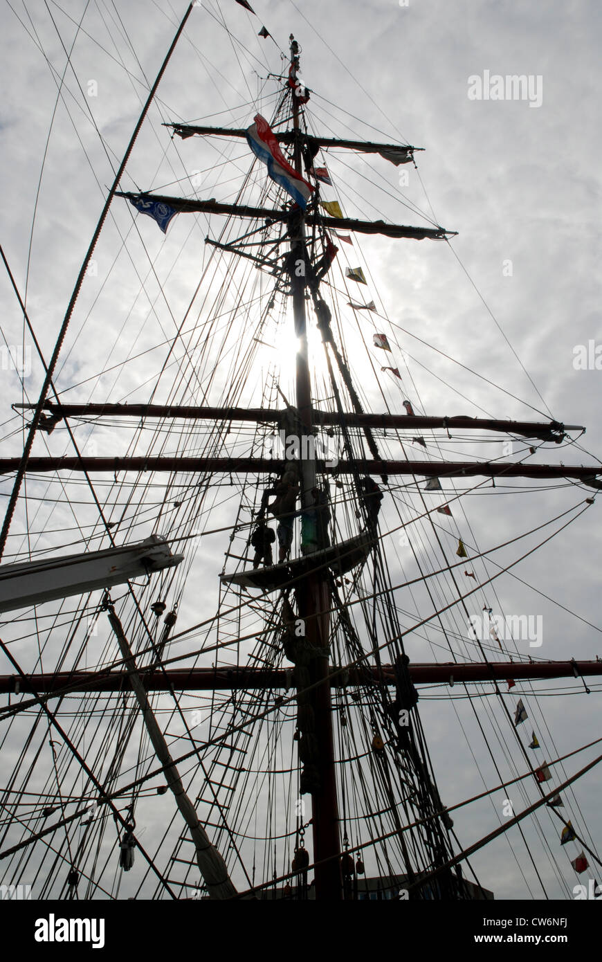 Masten und Riggs der Großsegler im Gegenlicht, Niederlande, Den Helder Stockfoto
