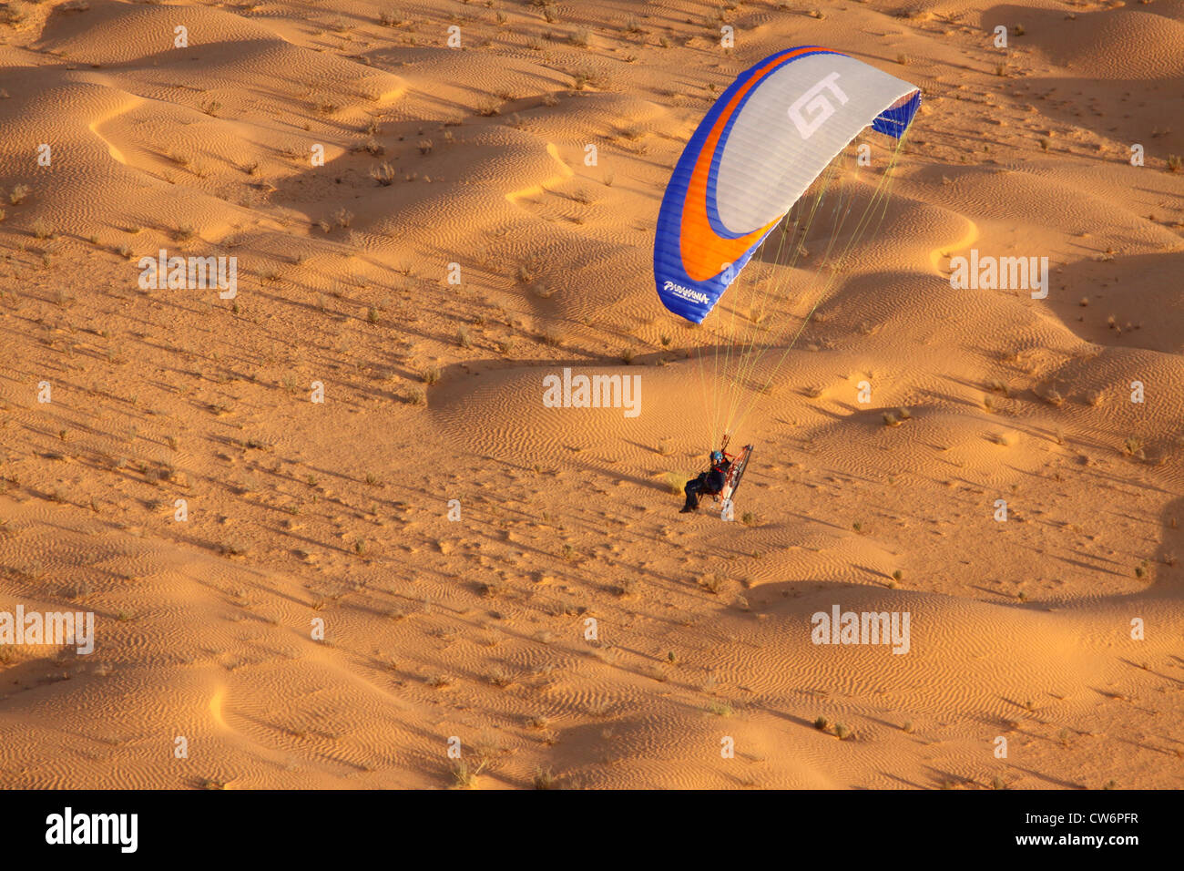 Gleitschirm über der Sahara, Tunesien Stockfoto