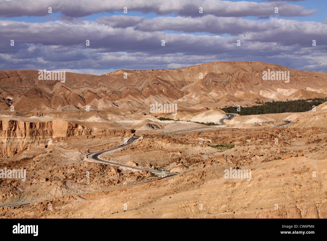 Straße und Oasen mit Wolke Straßen im Atlas-Gebirge in der Nähe der algerischen Grenze, Tunesien, Tamerza Stockfoto