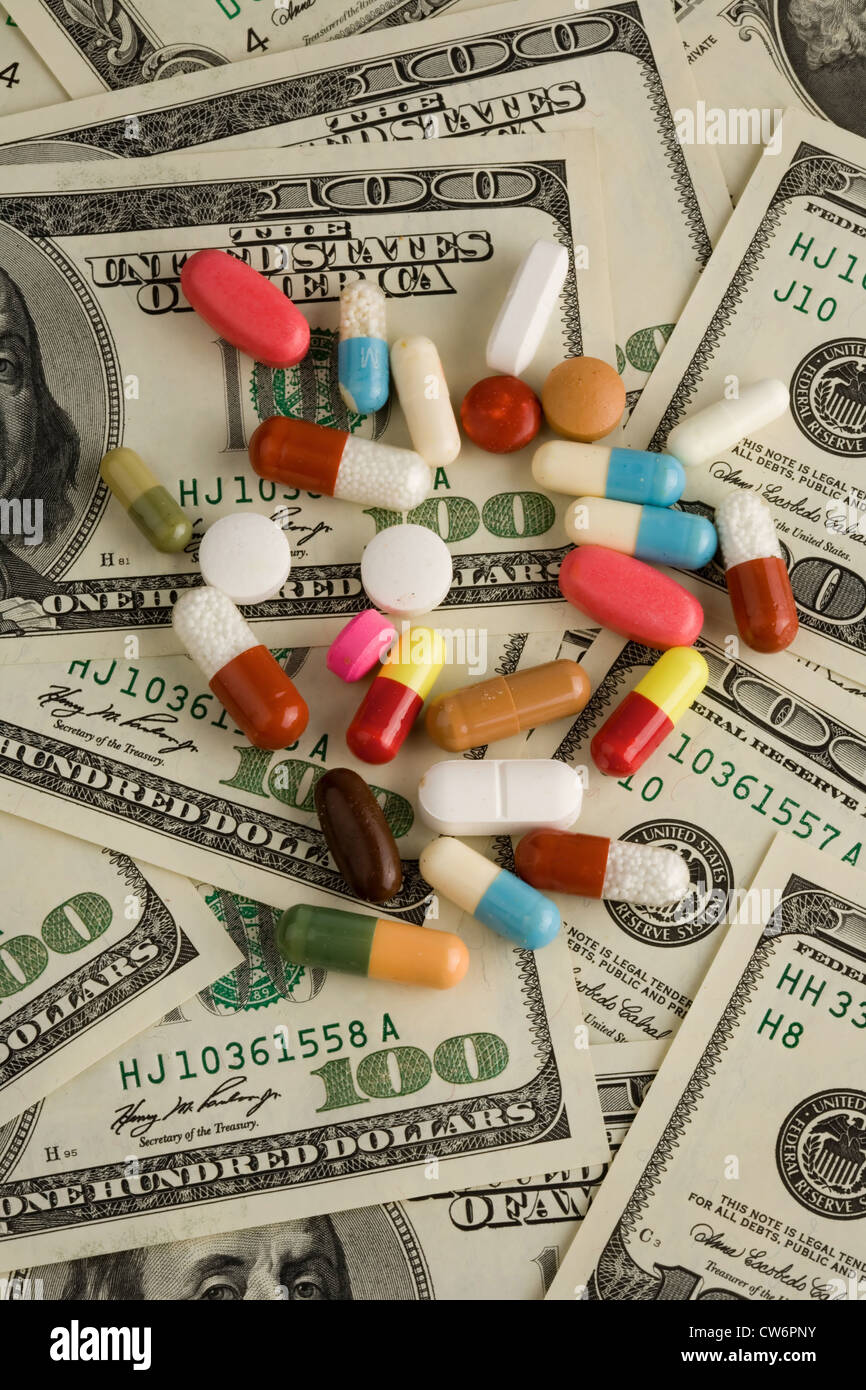 Dollar-Banknoten und Medikamente, USA Stockfoto