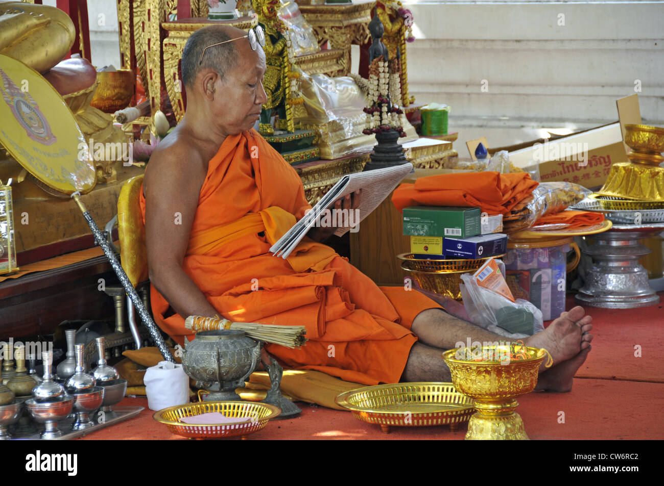 Mönch lesen Zeitung, Thailand, Wat Arun, Bangkok Stockfoto