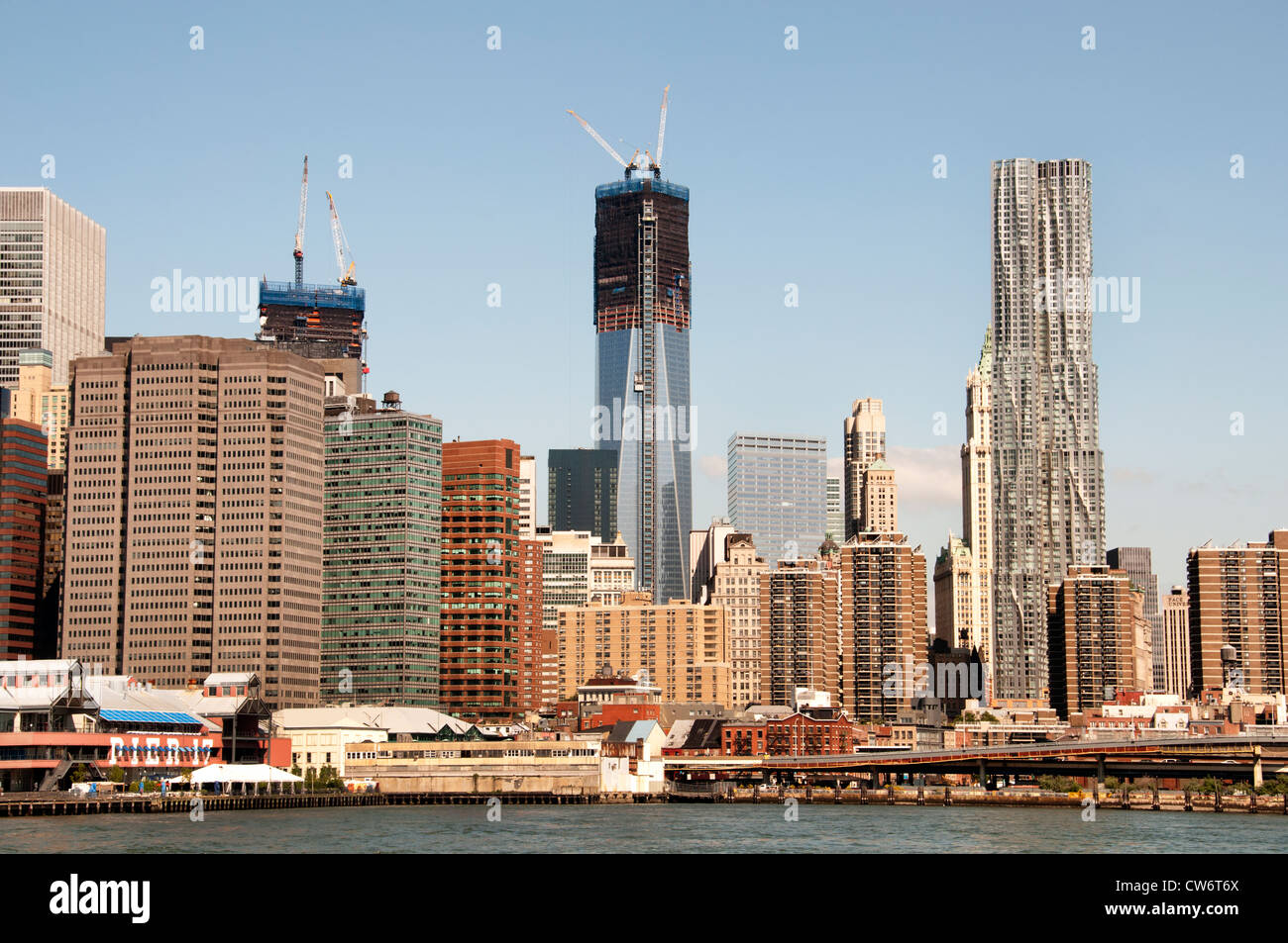 Sky Line New York City Manhattan Freedom Tower oder Turm ein World Trade Center Beekman Tower Pier 17 Stockfoto