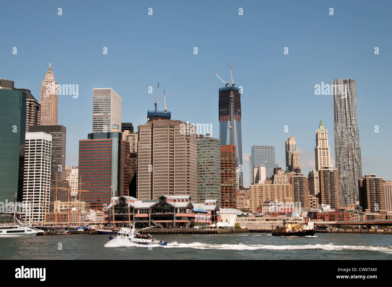 Sky Line New York City Manhattan Freedom Tower oder Turm ein World Trade Center Beekman Tower Pier 17 Stockfoto