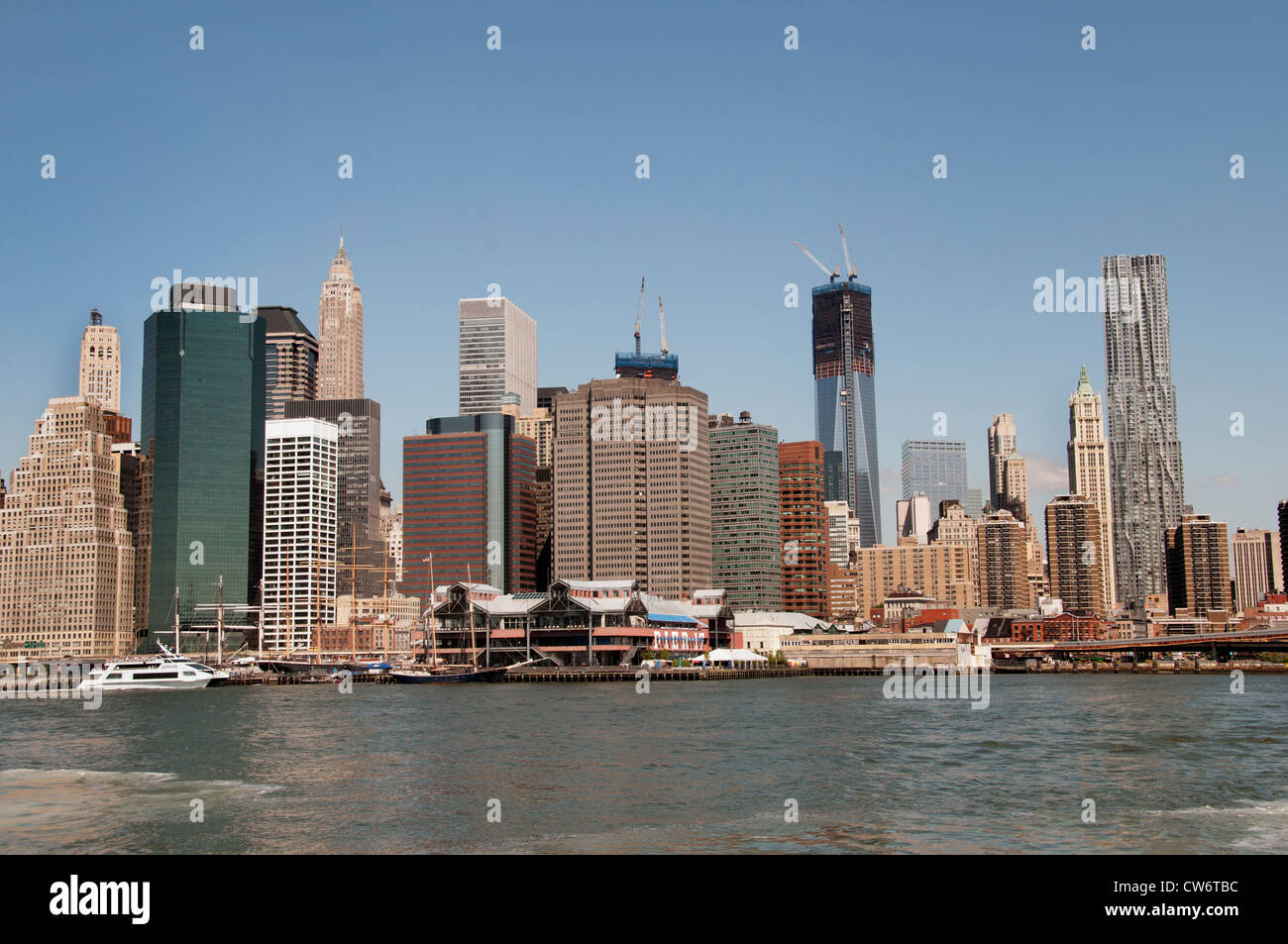 Sky Line New York City Manhattan Freedom Tower oder Turm ein World Trade Center Beekman Tower Pier 17 Stockfoto