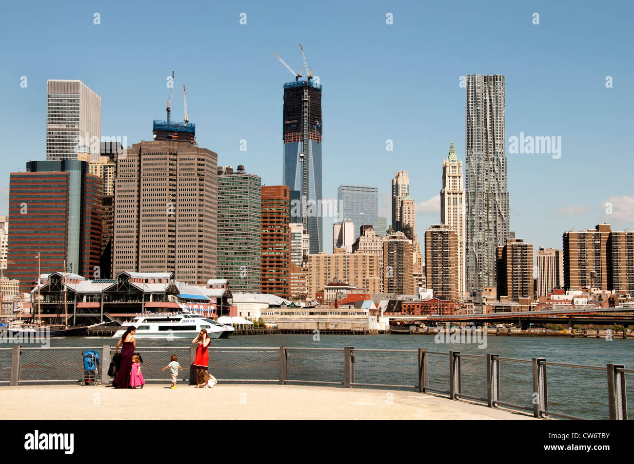 Sky Line New York City Manhattan Freedom Tower oder Turm ein World Trade Center Beekman Tower Pier 17 Stockfoto
