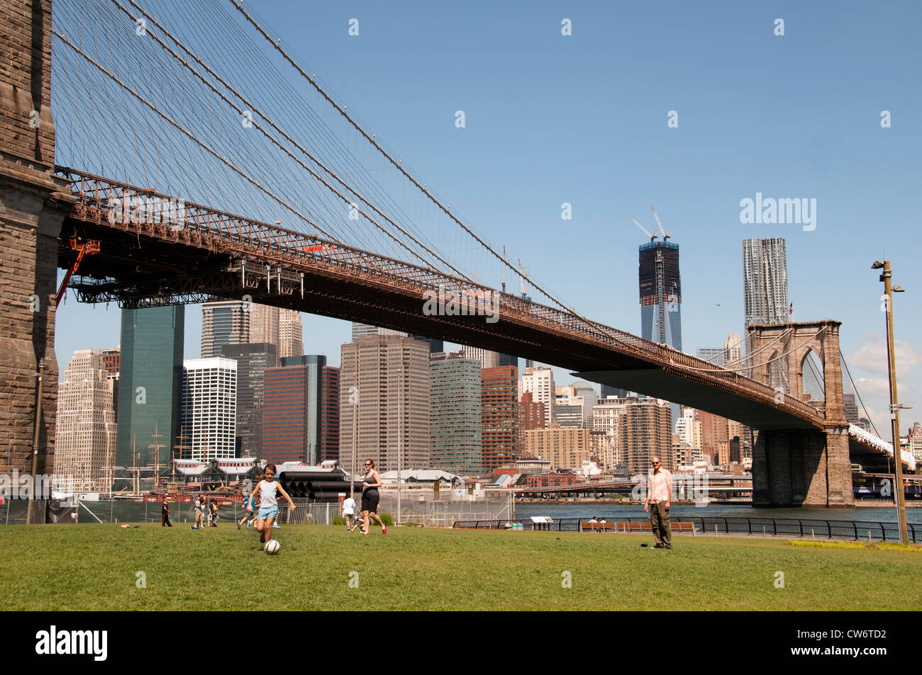 Brooklyn Bridge Park Sky Line New York City Manhattan Freedom Tower oder Turm ein World Trade Center Beekman Tower Pier 17 Stockfoto