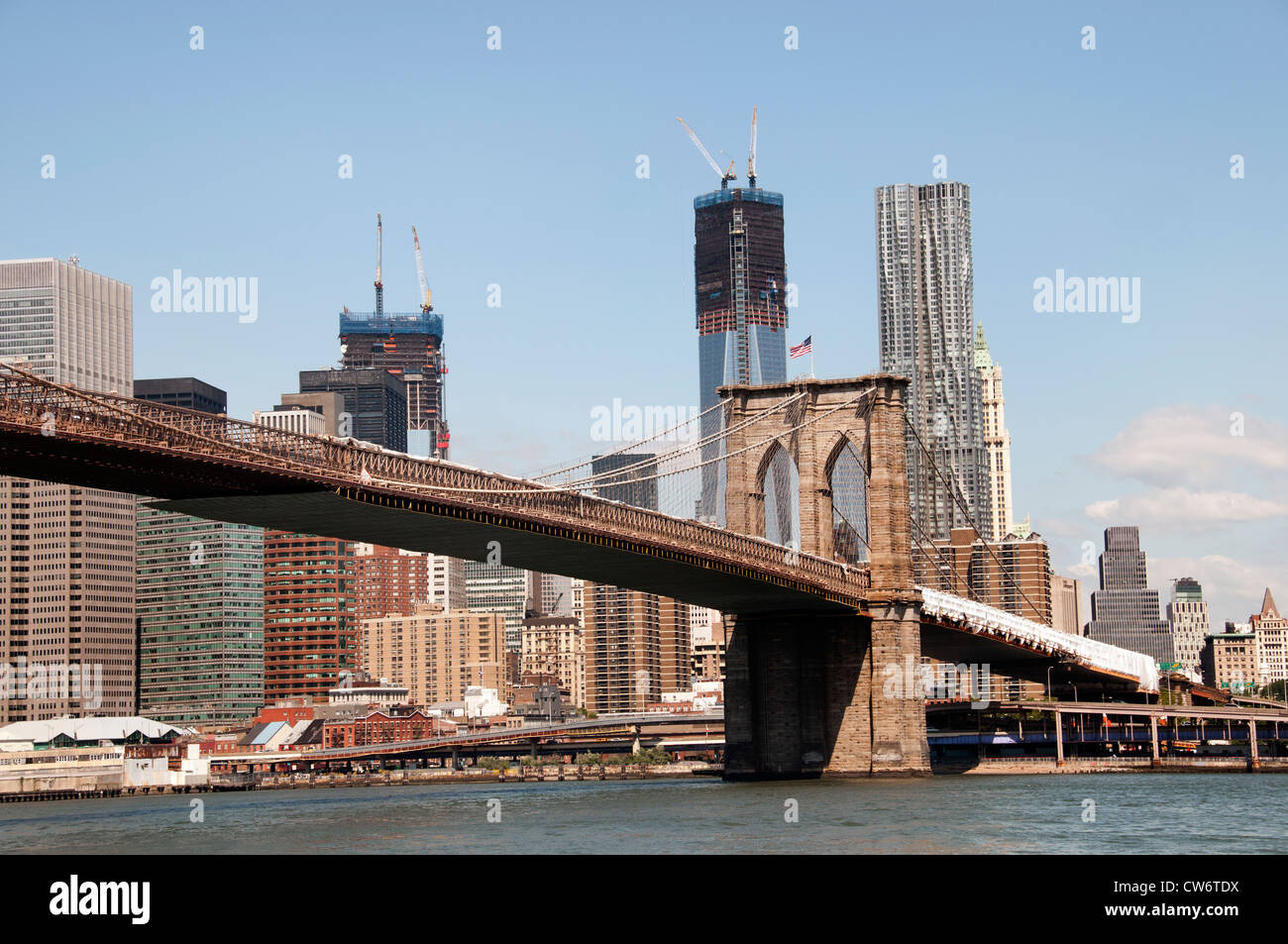Brooklyn Bridge Sky Line New York City Manhattan Freedom Tower oder Turm ein World Trade Center Beekman Tower Pier 17 Stockfoto