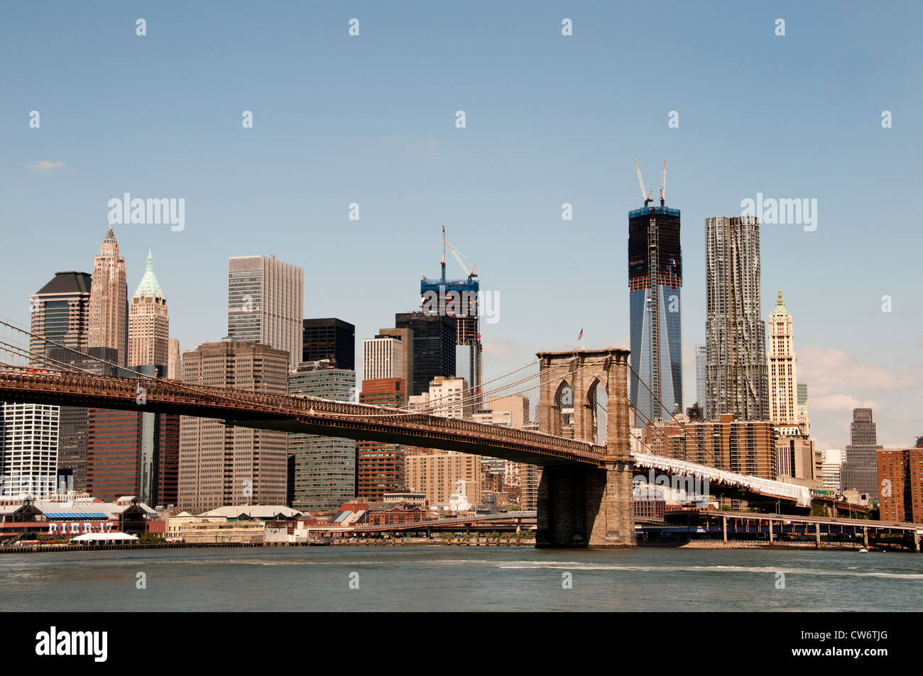 Brooklyn Bridge Park Sky Line New York City Manhattan Freedom Tower oder Turm ein World Trade Center Beekman Tower Pier 17 Stockfoto
