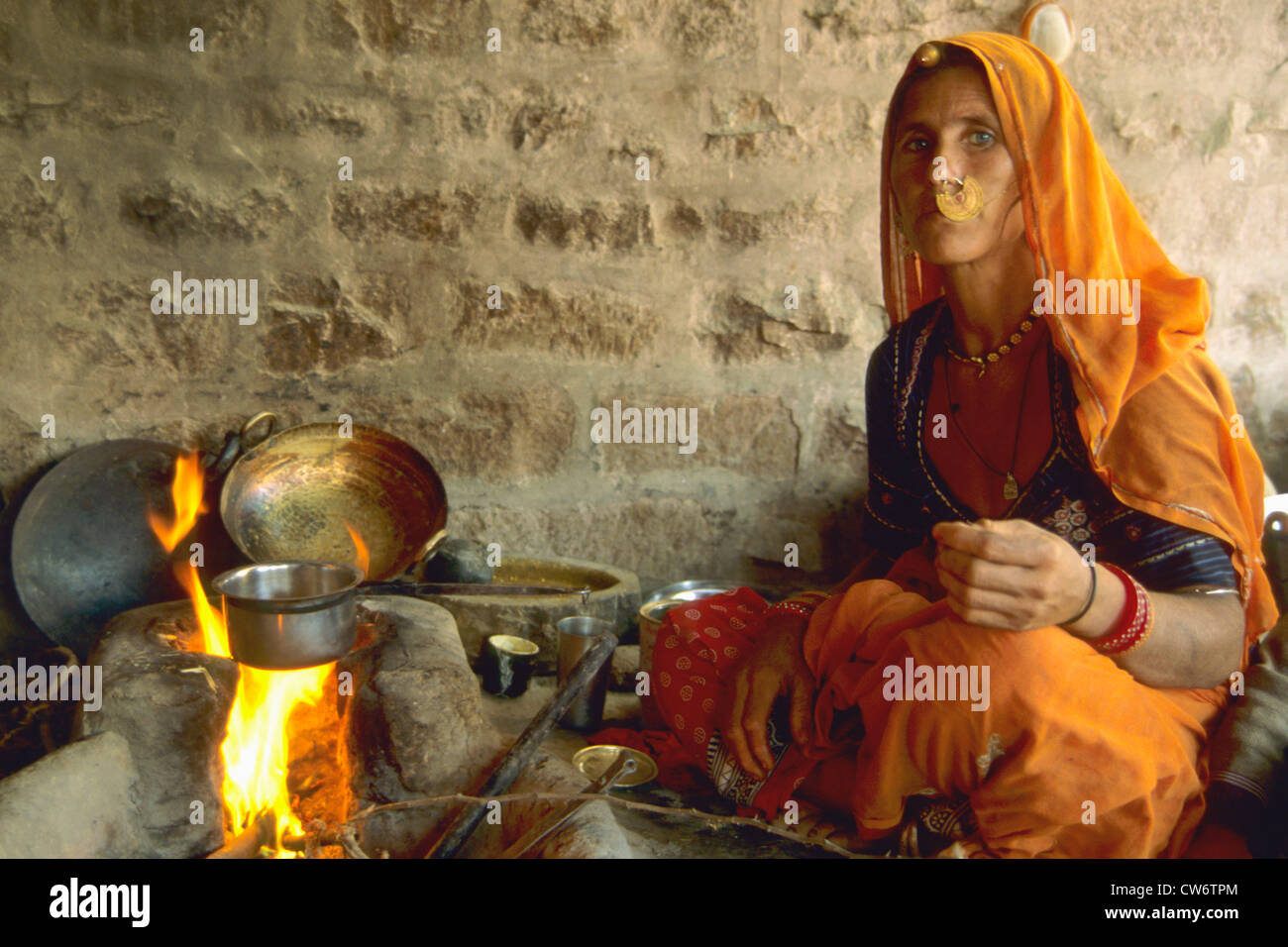 Indien-Jodhpur-Frau in der Küche Stockfoto