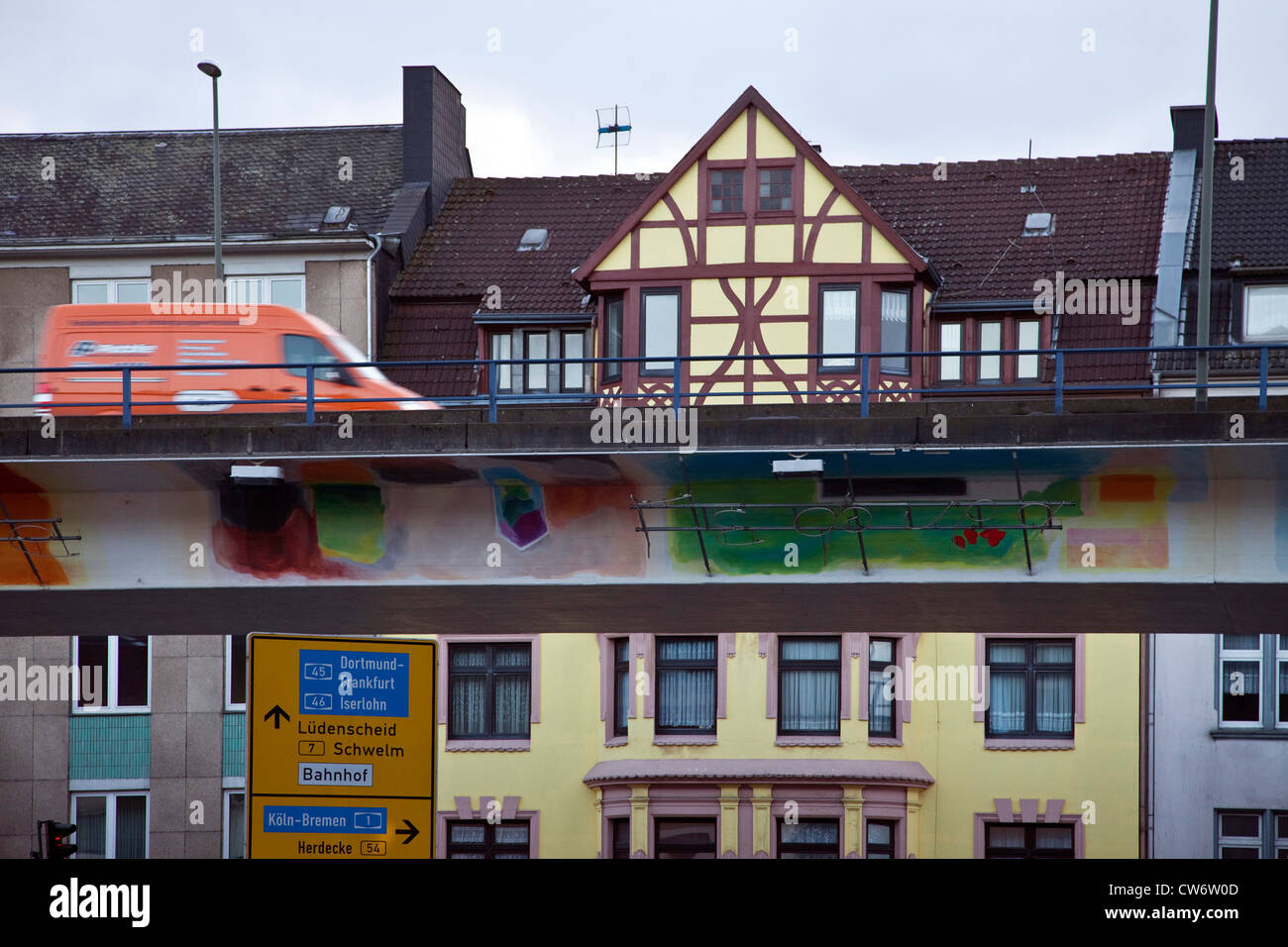 Auto auf einer Straßenüberführung in Hagen genannt "Ebene 2", Deutschland, Nordrhein-Westfalen, Ruhrgebiet, Hagen Stockfoto