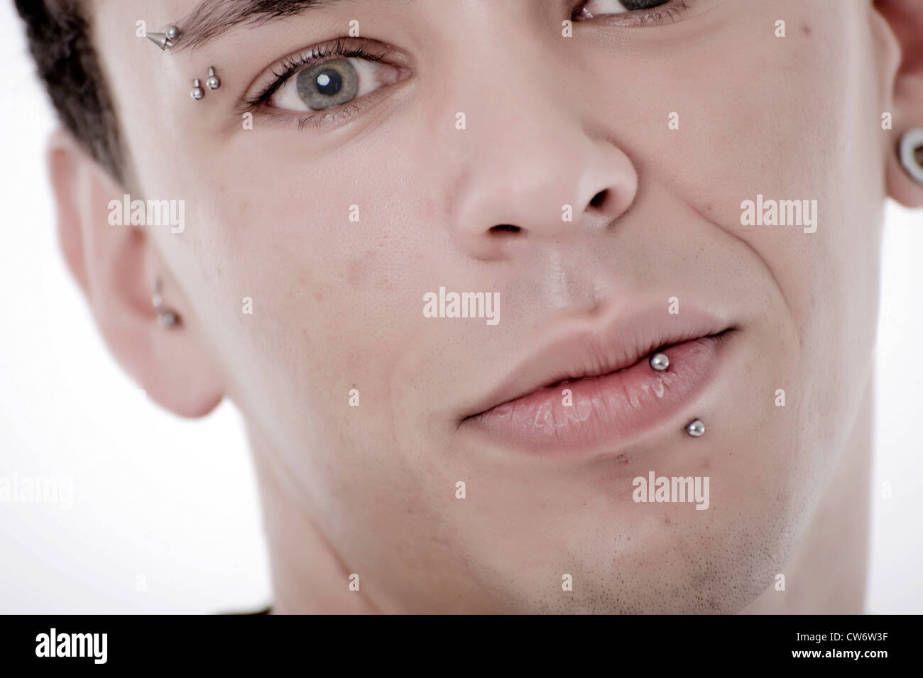 Mann mit Gesicht piercings Stockfotografie - Alamy