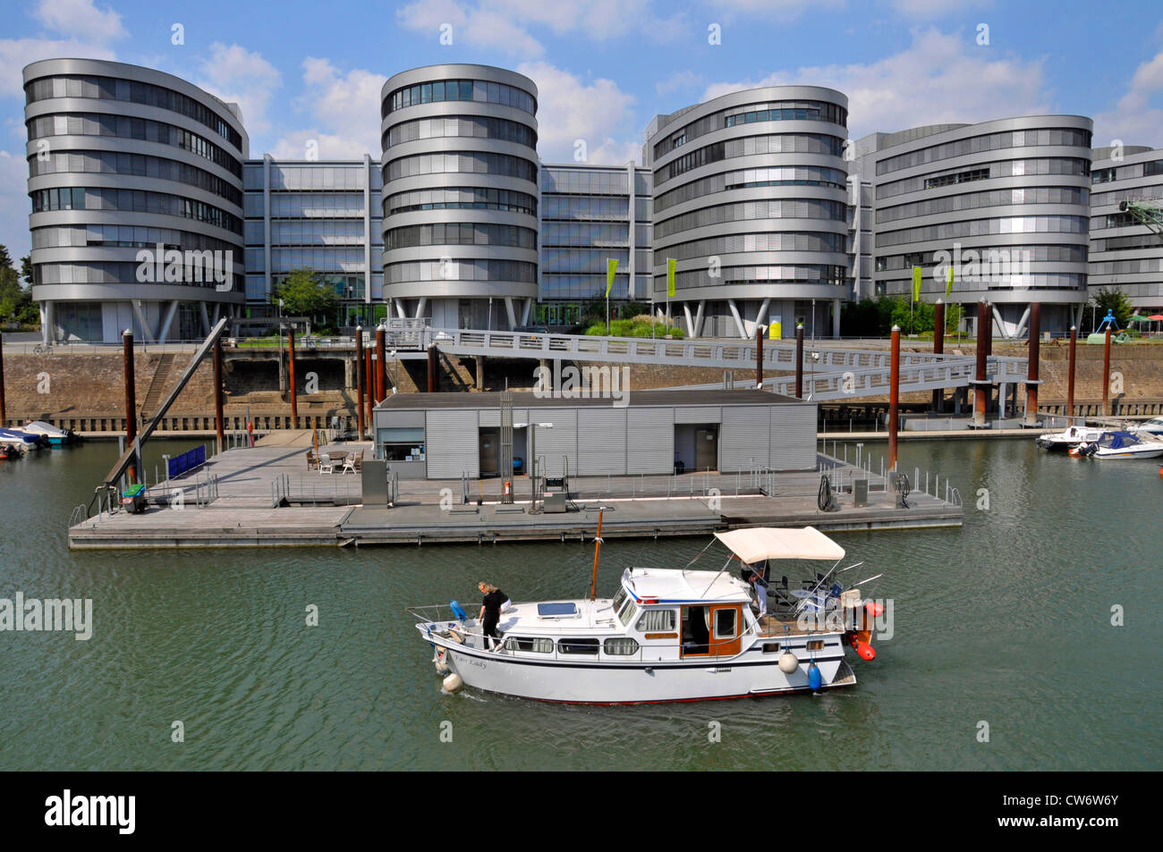 Bürogebäude fünf Boote, Marina Duisburg, Innenhafen, Deutschland, Nordrhein-Westfalen, Ruhrgebiet, Duisburg Stockfoto