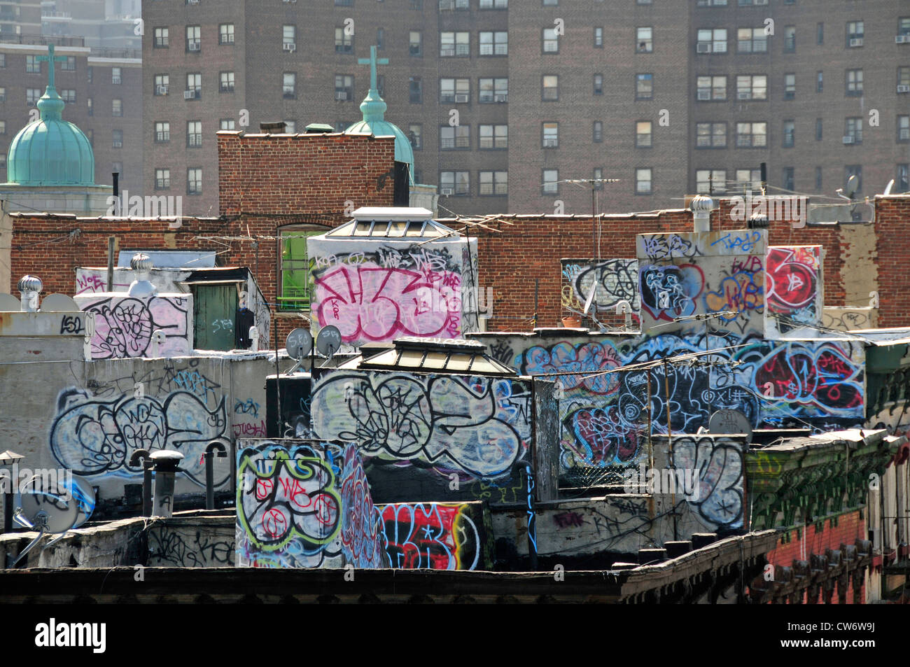 Blick über die Dächer auf Wände mit Graffitis, USA, Manhattan, New York City Stockfoto