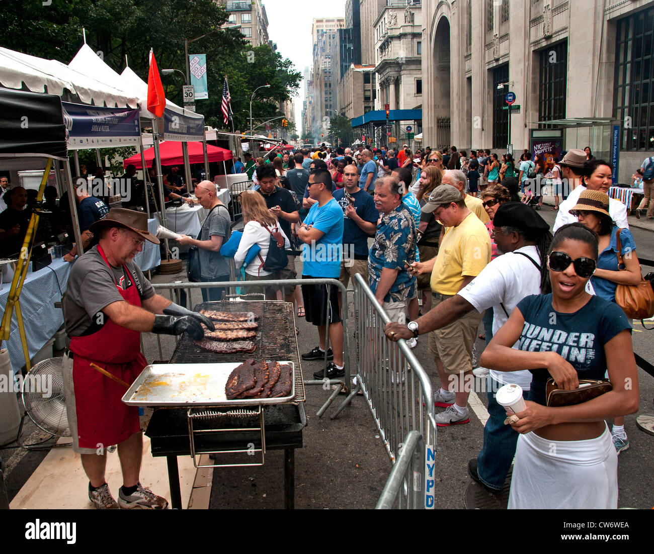 Madison Square Park - Avenue New York City Manhattan Wochenende Street Market Grill Fleisch Wurst spareribs Stockfoto