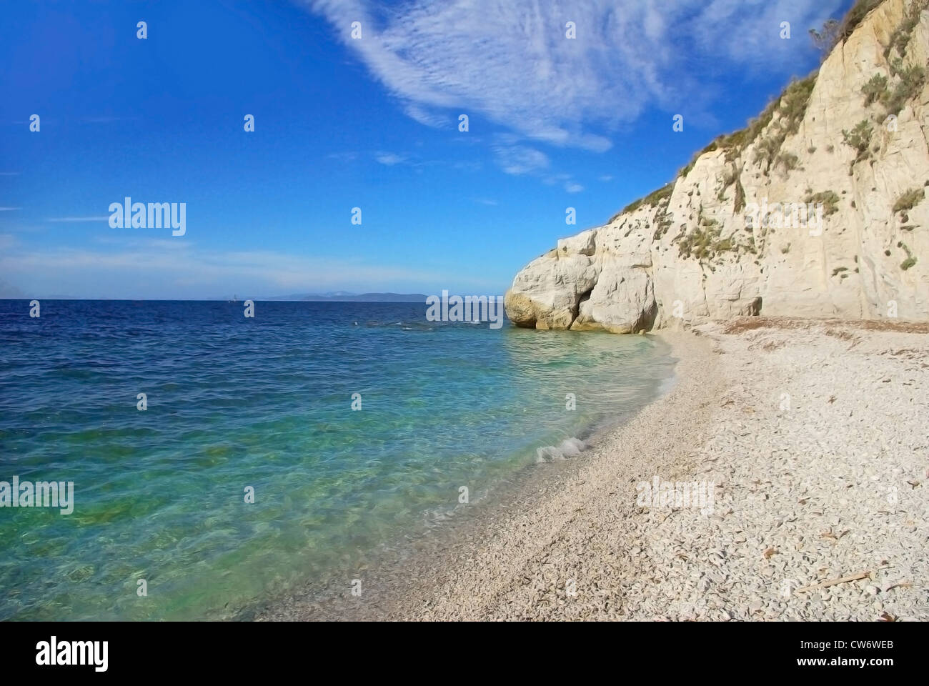 Strand mit weißen Kieselsteinen unter einem hohen weißen Felsen, vor einem schönen Wasser (Capo Bianco, Insel Elba, Italien) Stockfoto