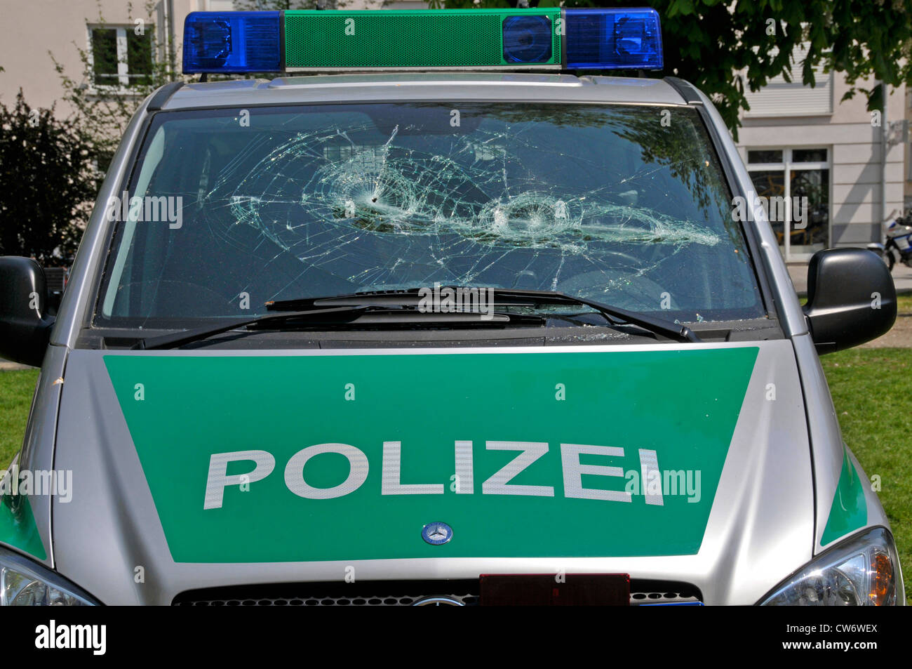 gebrochene Frontschild eines Polizeiautos während einer Demonstration gegen Naonazi Manifestation, Deutschland, Baden-Württemberg, Ulm Stockfoto