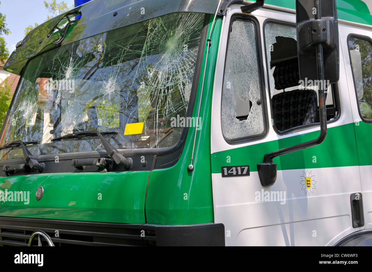 gebrochene Frontschild eines Polizeiautos während einer Demonstration gegen Naonazi Manifestation, Deutschland, Baden-Württemberg, Ulm Stockfoto