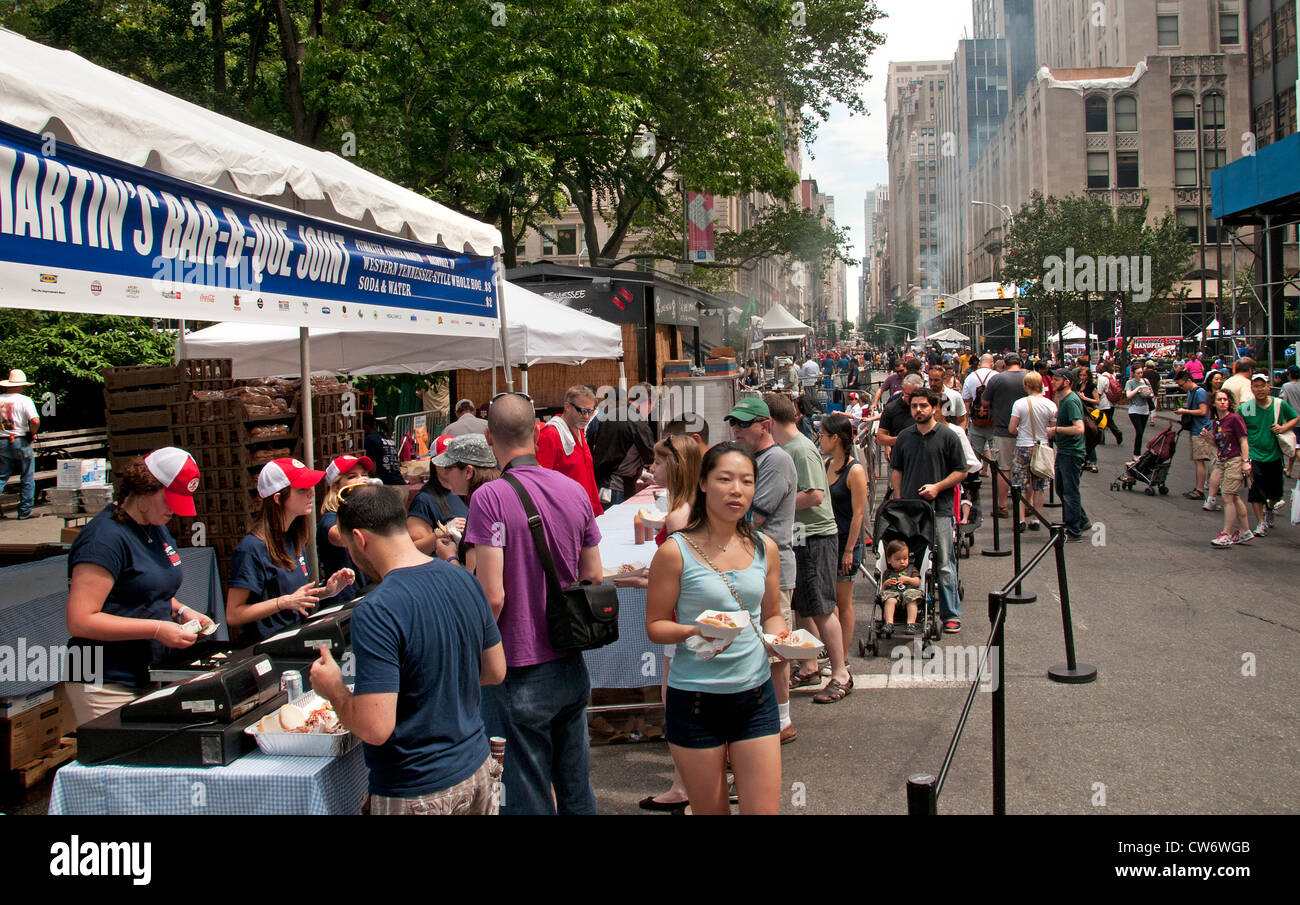 Madison Square Park - Avenue New York City Manhattan Wochenende Street Market Grill Fleisch Wurst spareribs Stockfoto