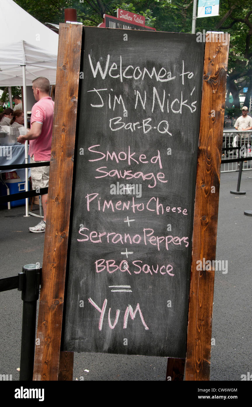Madison Square Park - Avenue New York City Manhattan Wochenende Street Market Grill Fleisch Wurst spareribs Stockfoto