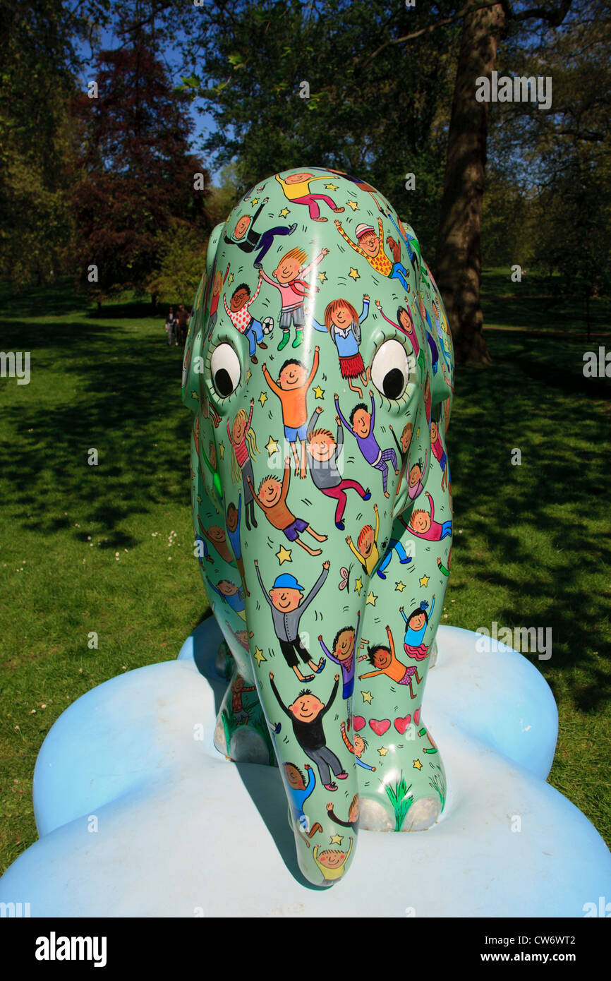 EleFun von Rosie Brooks im Green Park und ein Teil des Londoner 2010 Elephant Parade 2010. Stockfoto