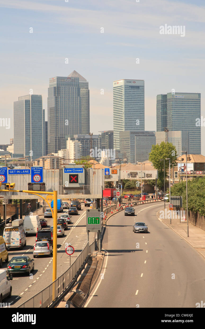 Verkehr in Richtung der südlichen Eingang des Blackwall-Tunnel mit den Türmen der Docklands im Hintergrund Stockfoto