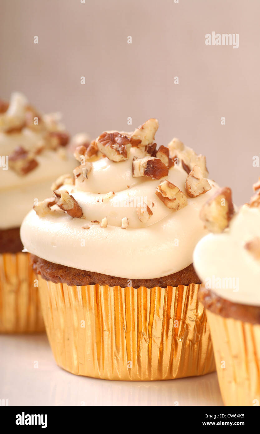 Leckere Karotten Kuchen Cupcakes mit Cream Cheese Frosting und gehackte Pekannüsse Stockfoto