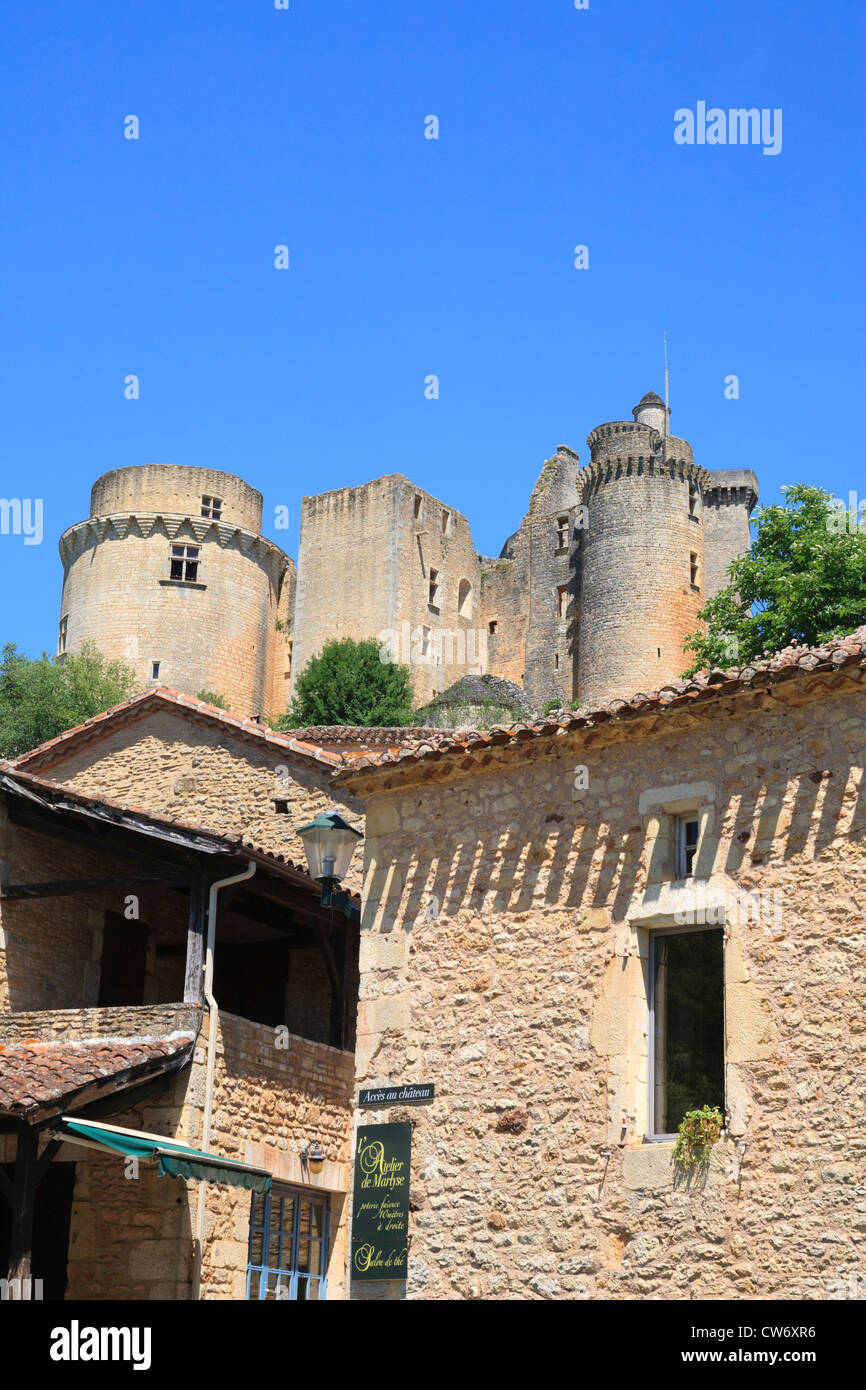 Nach oben auf das Chateau de Bonaguil aus dem Dorf Stockfoto