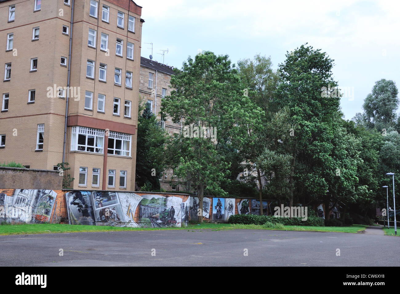 Graffiti style Kunstwerk an der Wand im Kelvinbridge von Sam Bates. Stockfoto
