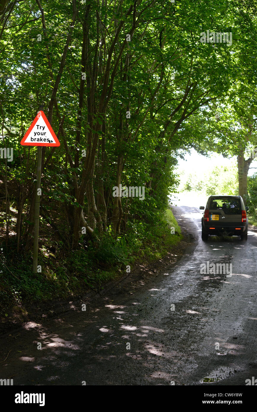 4 Rad Antrieb vorbei versuchen Ihre Bremsen Warnzeichen nach Ford Straßenseite Bardsey Yorkshire UK Stockfoto