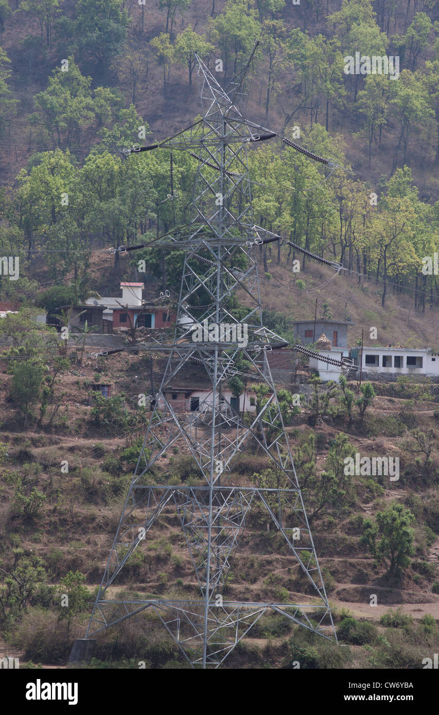 Gebäude und Kraftübertragung Turm in Uttarakhand, mit abgestuften Landwirtschaft auf der Piste hinter zusammen mit einigen Häusern Stockfoto