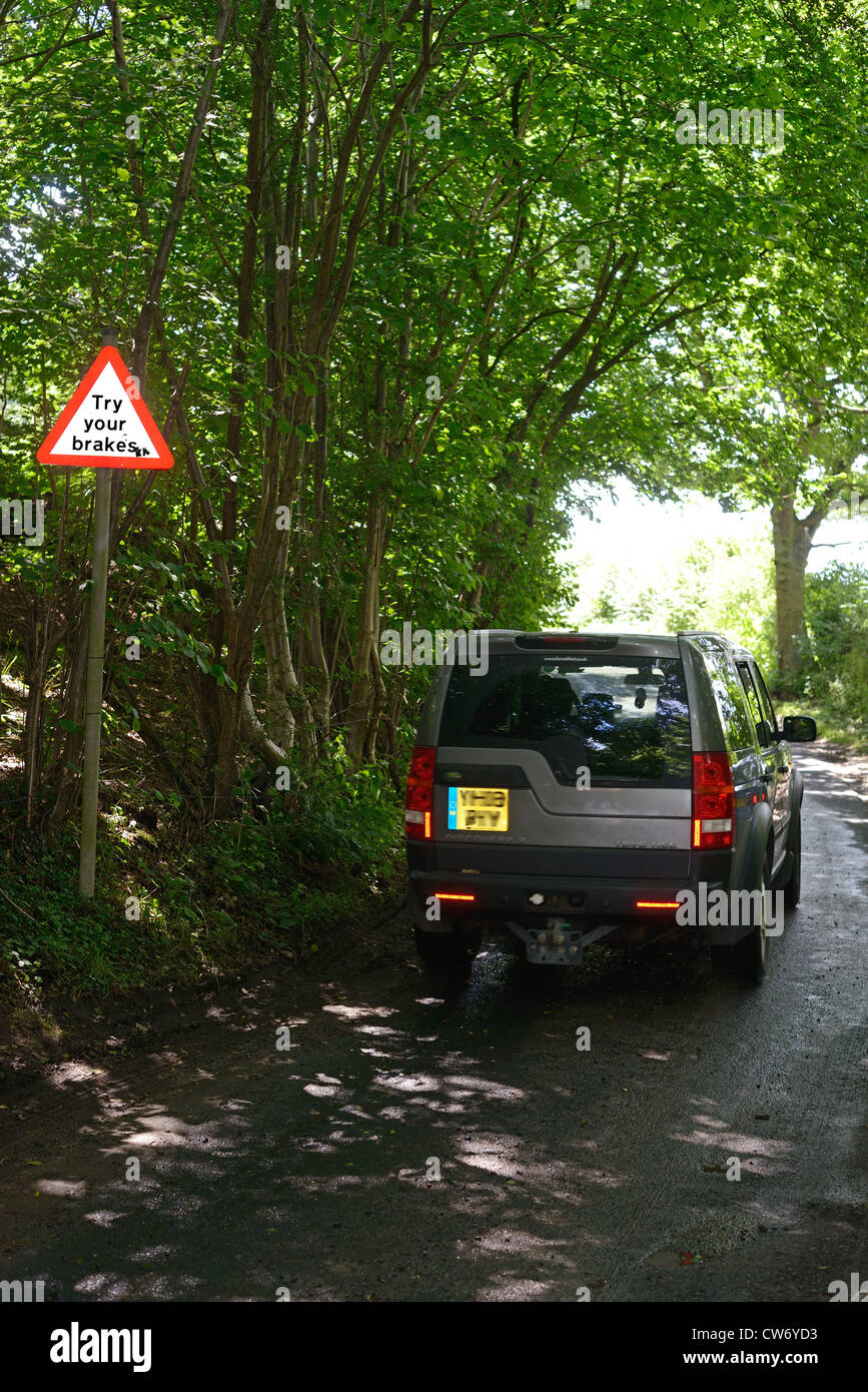4 Rad Antrieb vorbei versuchen Ihre Bremsen Warnzeichen nach Ford Straßenseite Bardsey Yorkshire UK Stockfoto