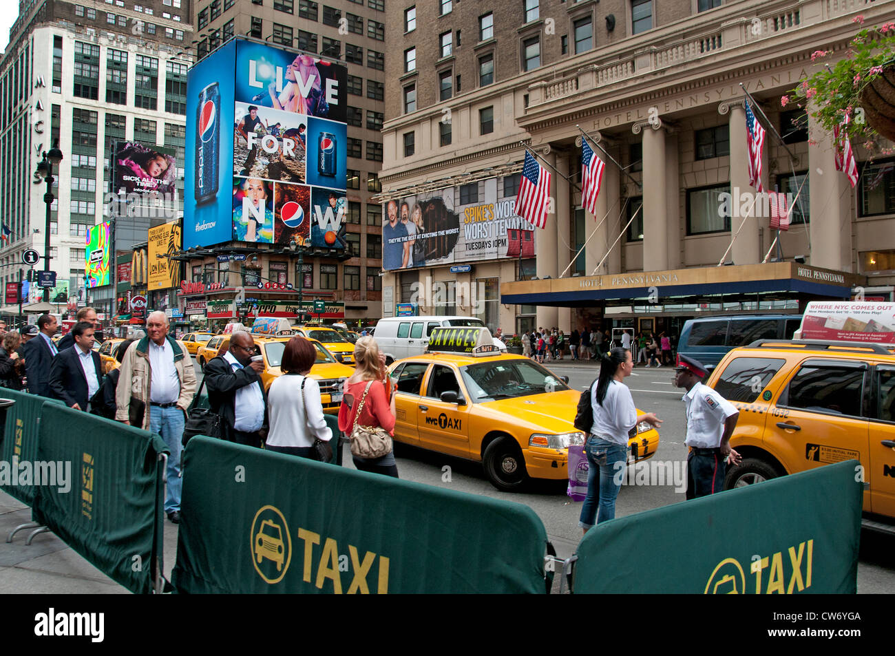 Taxi Cap stehen Menschen in Folge 7th Avenue Pennsylvania Station und Madison Square Garden von New York City Manhattan Stockfoto