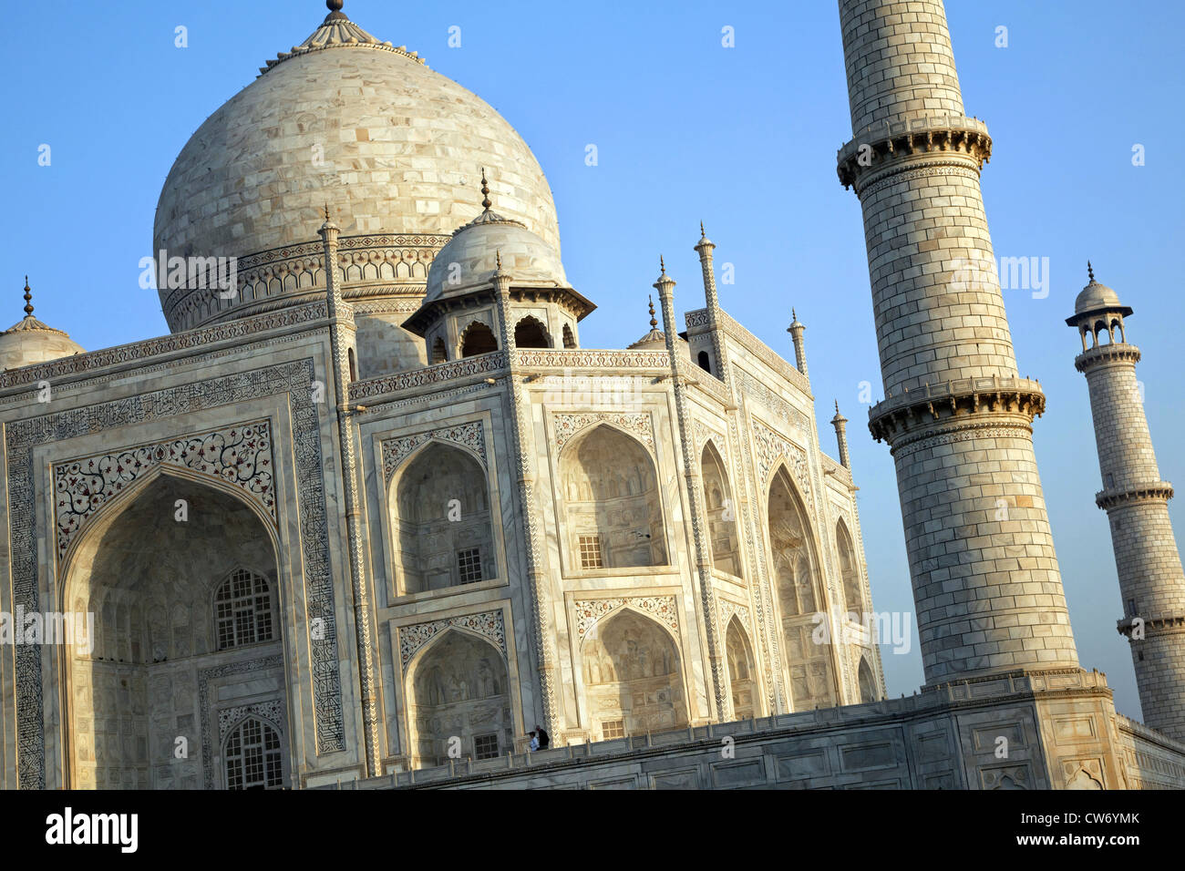 Das Taj Mahal-Mausoleum in weißem Marmor in Agra, Uttar Pradesh, Indien Stockfoto