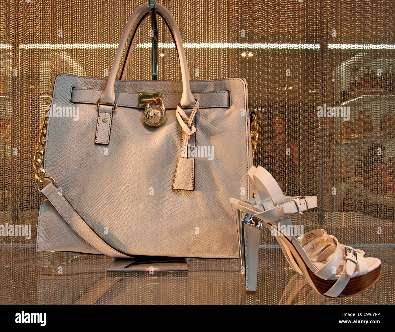 Michael kors handtasche -Fotos und -Bildmaterial in hoher Auflösung – Alamy