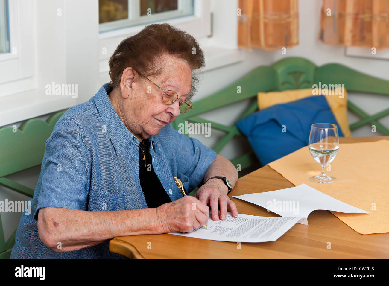alte Frau einen Vertrag unterzeichnen Stockfoto