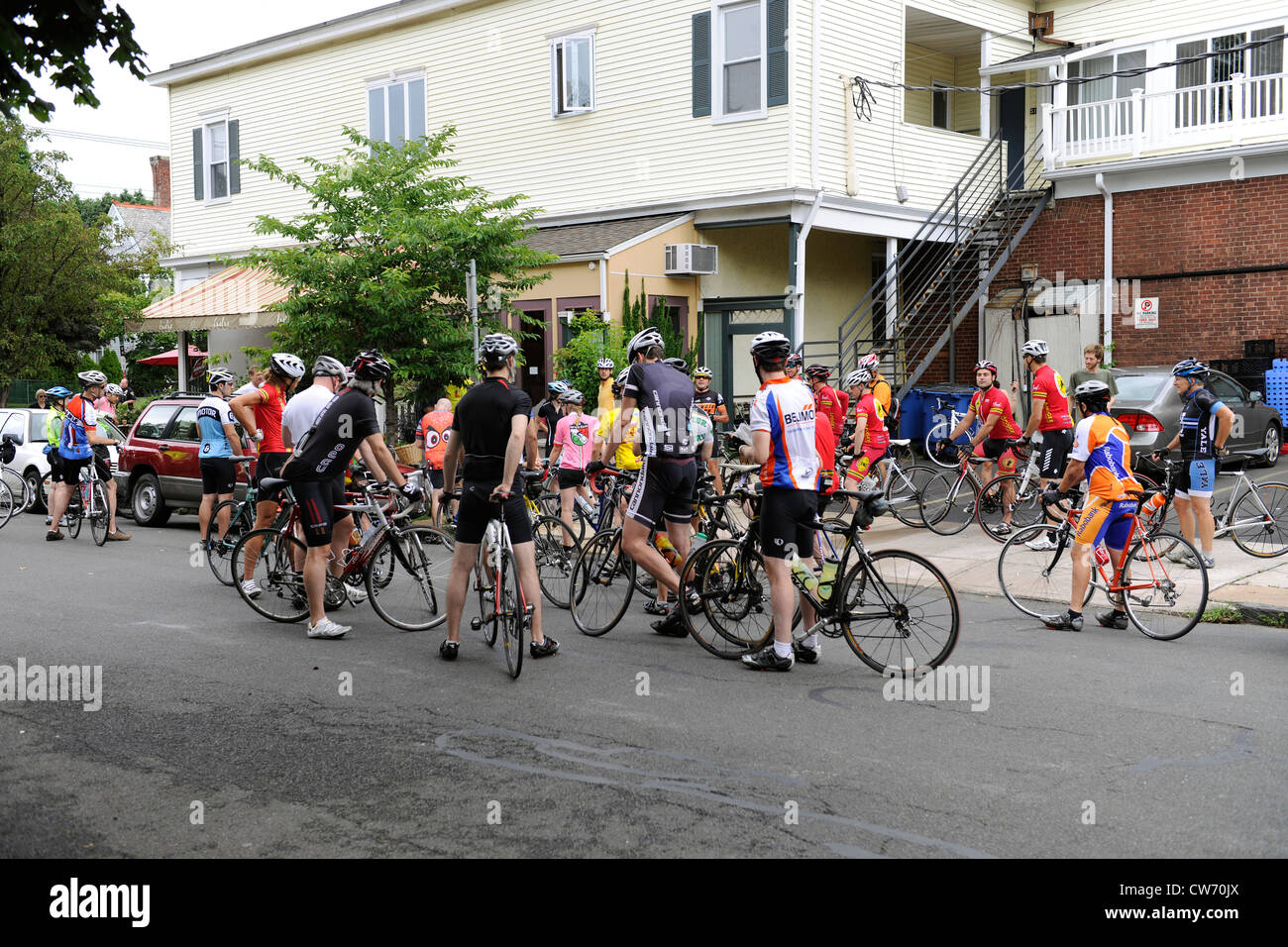 Rad Fahrer treffen für eine lange Gruppe Fahrt außerhalb von Lulu, einen Coffee Shop. New Haven, CT. Stockfoto
