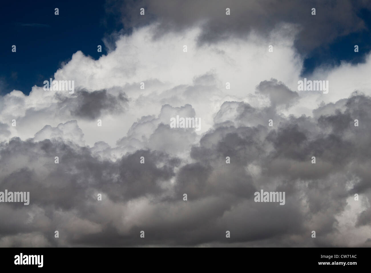 Blauer Himmel mit weißen und grauen weichen Wolken Stockfoto