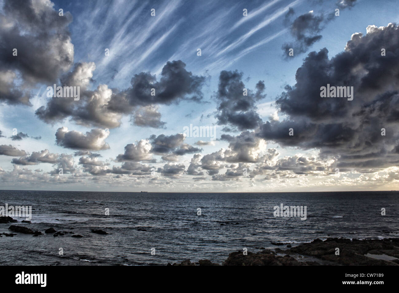 Schöne Seelandschaft mit blauen Wolkenhimmel und Meerblick Stockfoto